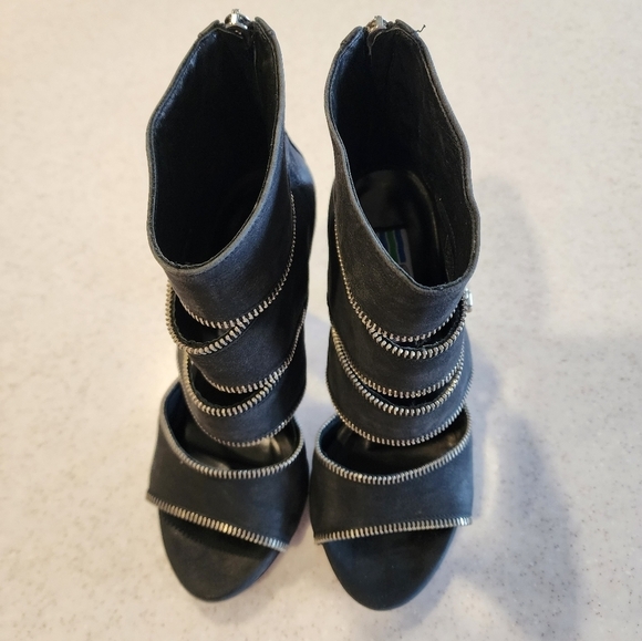 Arnold Churgin  Black Leather Zipper Detail  Heel Women's Bootie  Size 7 - Picture 3 of 7